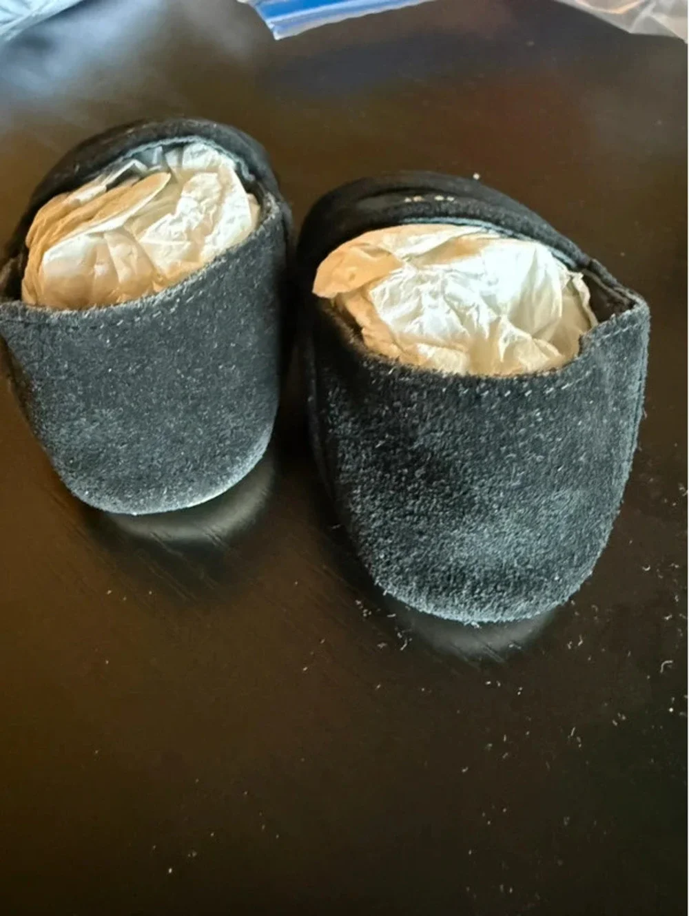 Gucci Suede Crib Shoes for Baby “Hug Me” embroidery Size 1 EUC used once